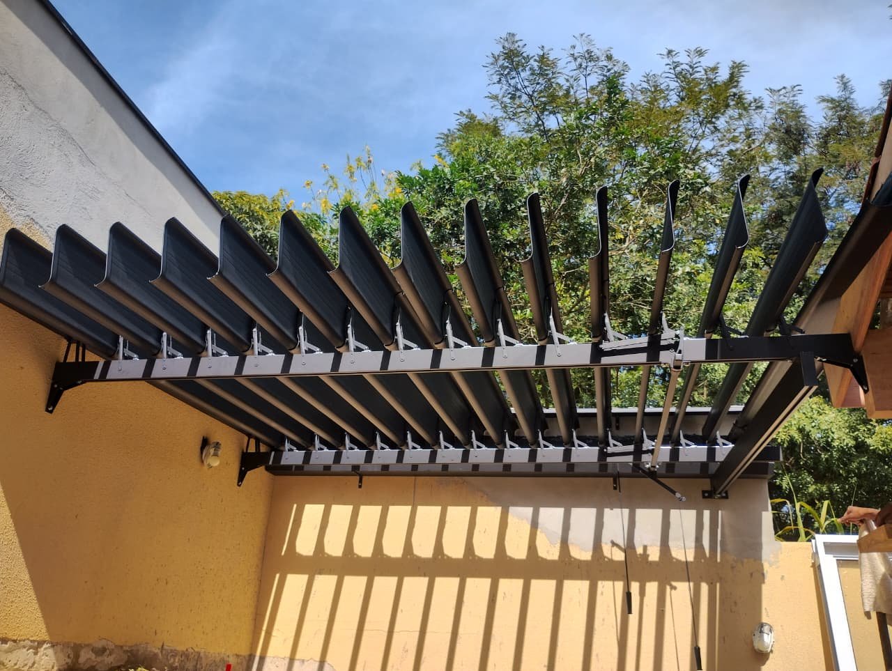 Cobertura basculante instalada em Votorantim